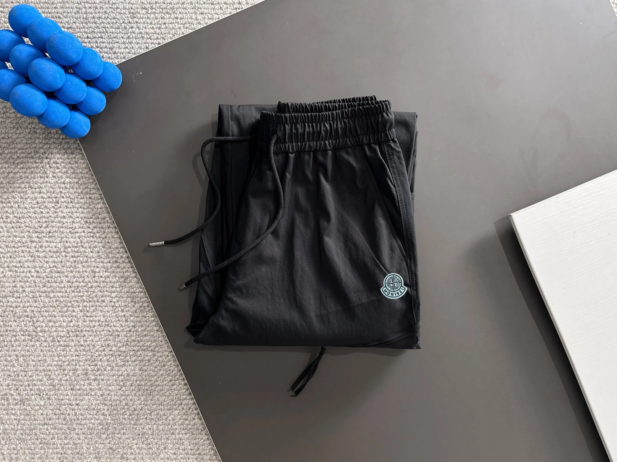 Next day shipping P360 Stone Island 2025 new fall elastic band casual pants and straight pants, medium-thick and thin counter-customized fabrics, breathable, comfortable, high wrinkle resistance, impeccable details, brand element design concept, reflecting high quality. It feels delicate and soft! It presents a casual cut and the upper body shape is great! Size: M-3XL